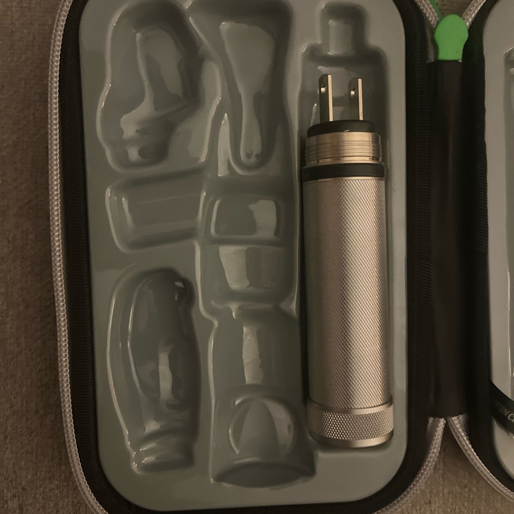 Welch Allyn Otoscope/Ophthalmoscope Portable Diagnostic Set - Silver - Picture 7 of 10
